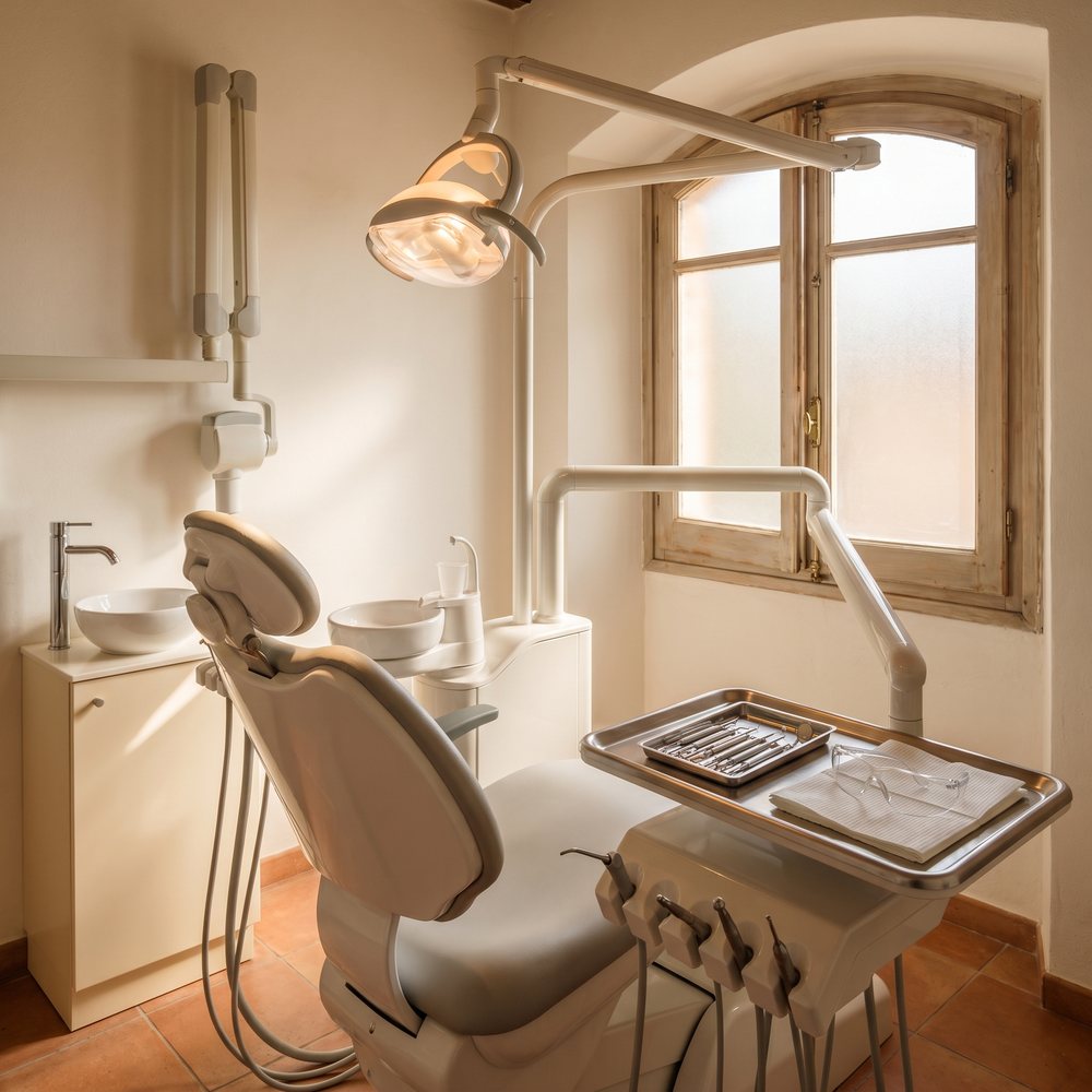 Sillón de una pequeña clínica dental, ambiente tranquilo.